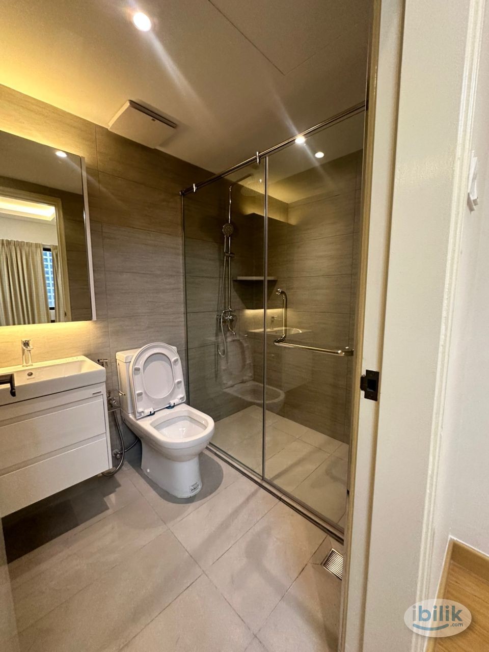 Fully furnished very well kept room for female only weekly cleaning free wifi nice swimming pool and gym next to Mcdonal - Image 5