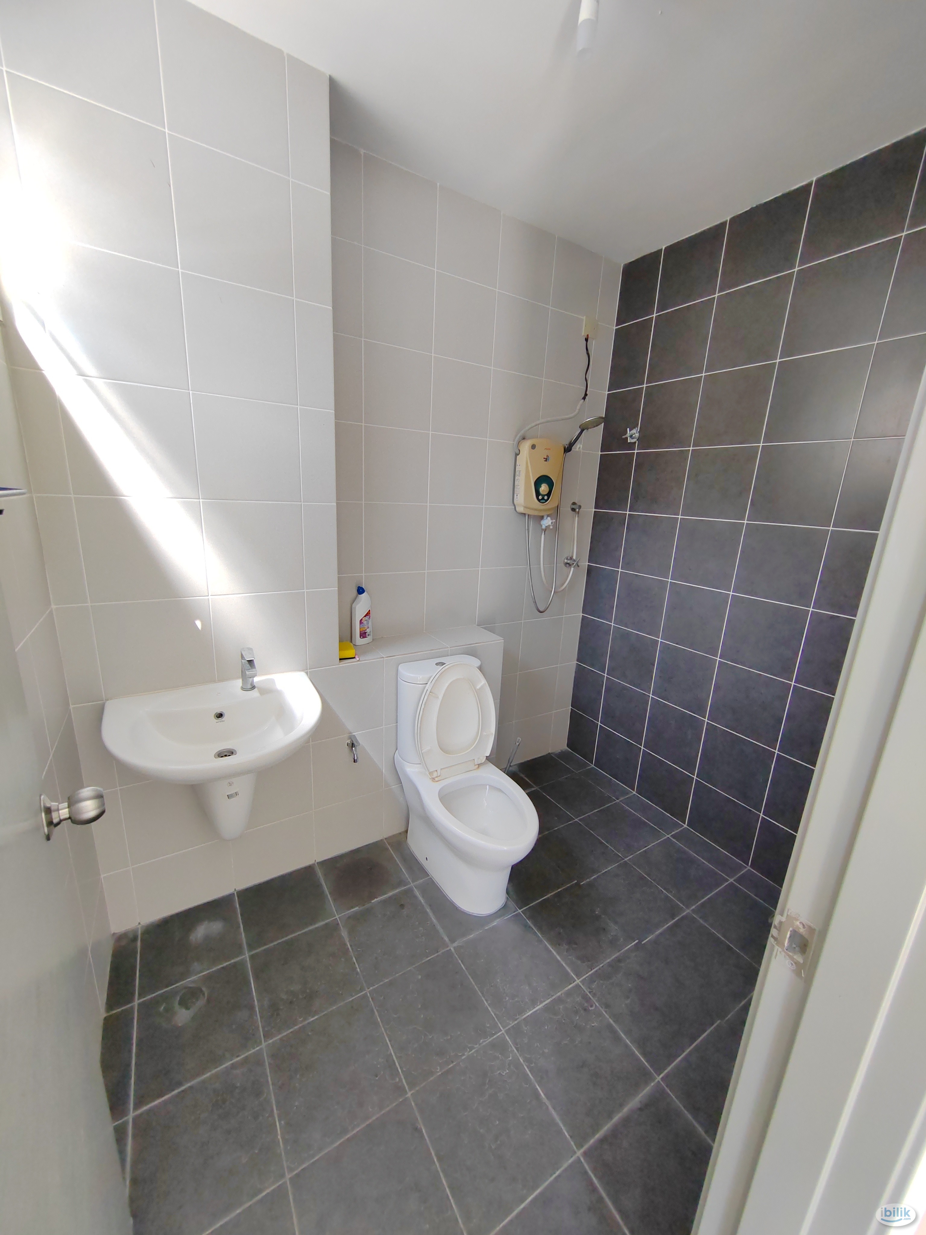 Master Room (Private Bathroom) - Available Now - Image 3