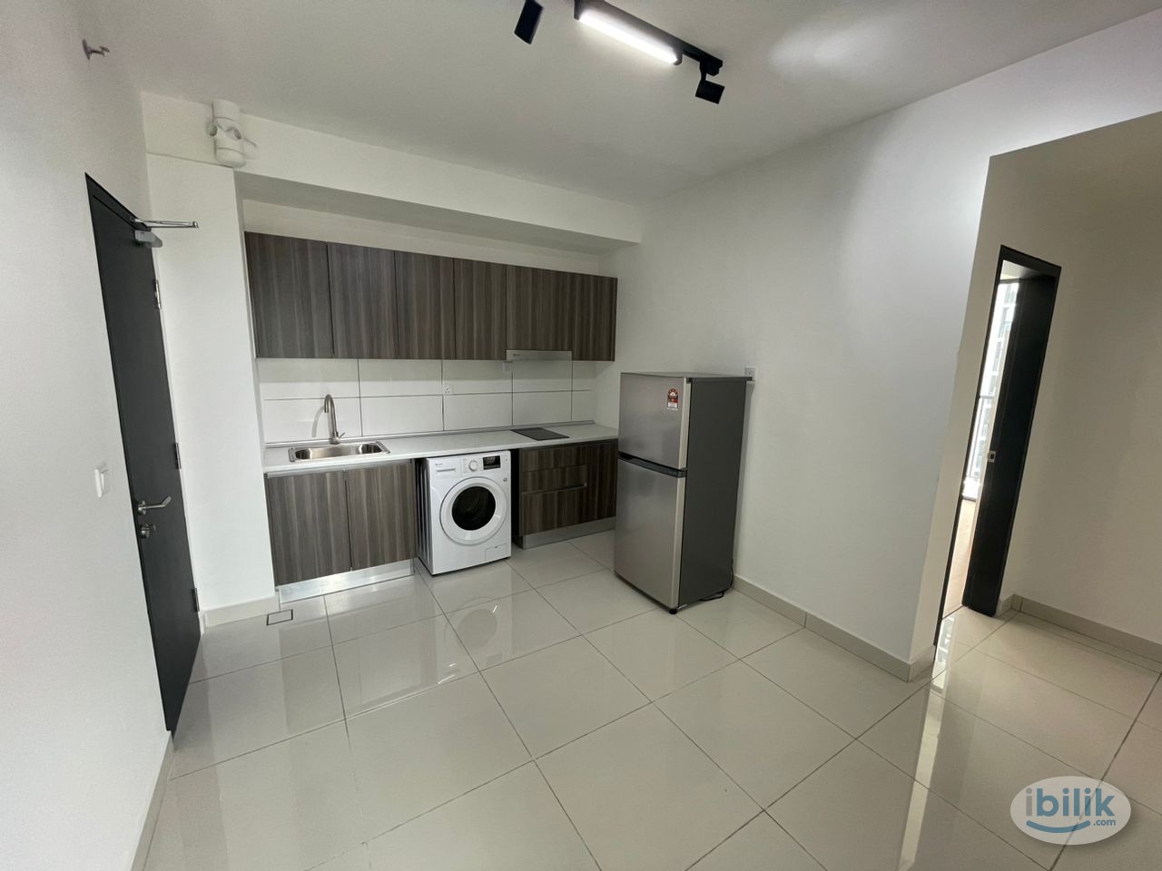 (Female Only) Single Room at Edumetro @ USJ 1(With Attached Balcony) - Image 4