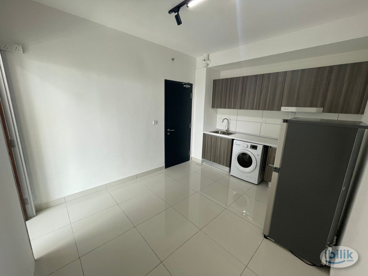 (Female Only) Single Room at Edumetro @ USJ 1(With Attached Balcony) - Image 5