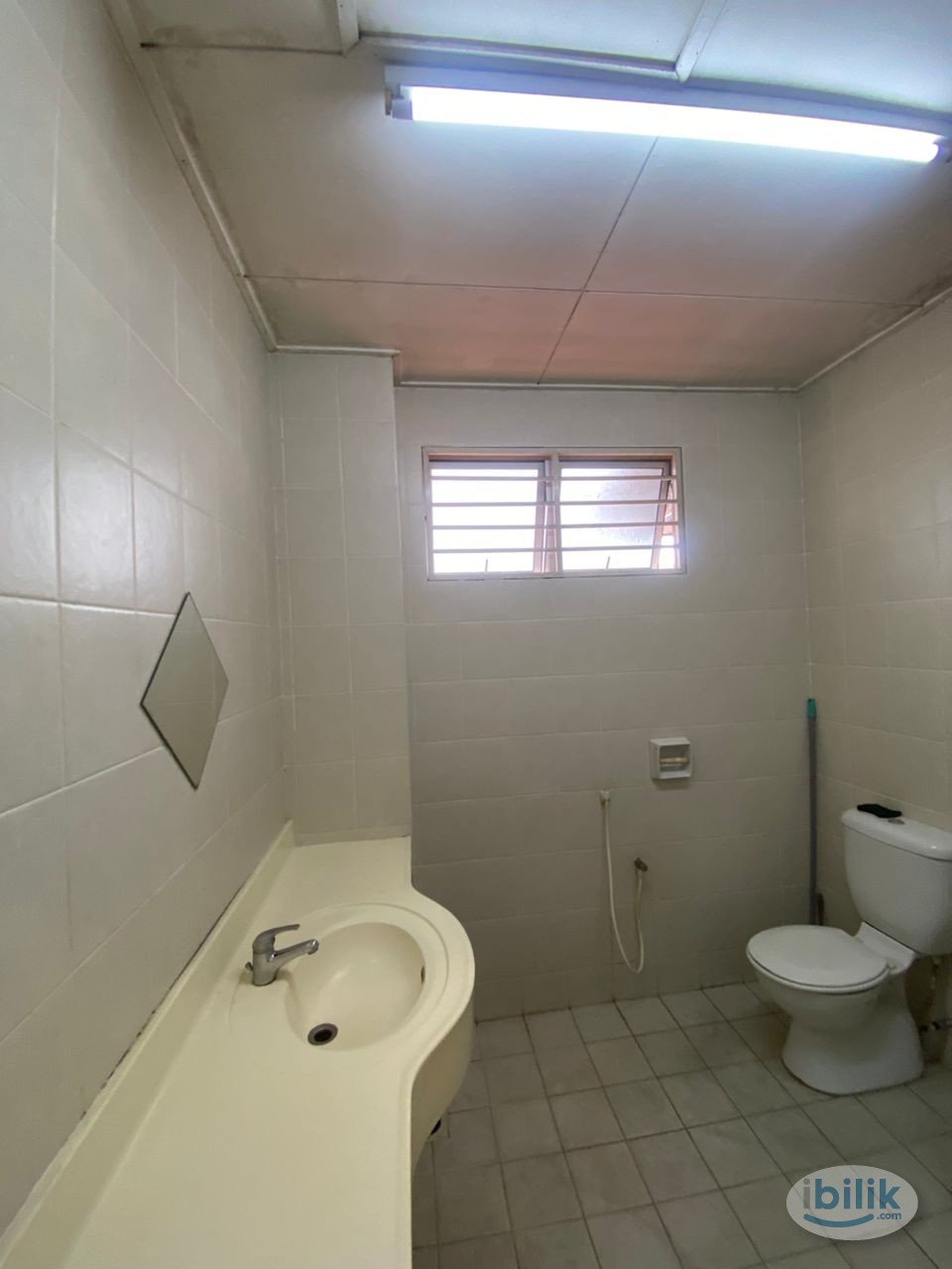 Fully-Furnished Master Room Queen bed with A/C & Window at Sepah Puteri 5/18 - Image 2