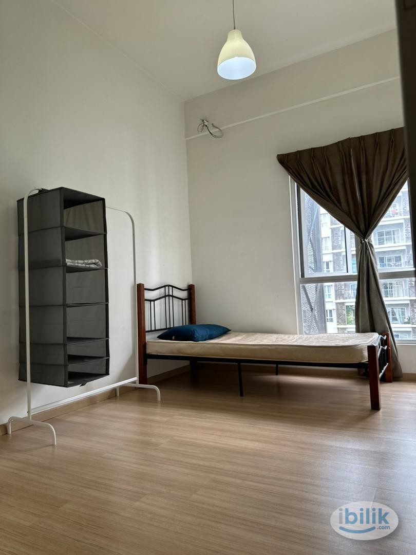 Middle Room at Anyaman Residence, Sungai Besi - Image 1