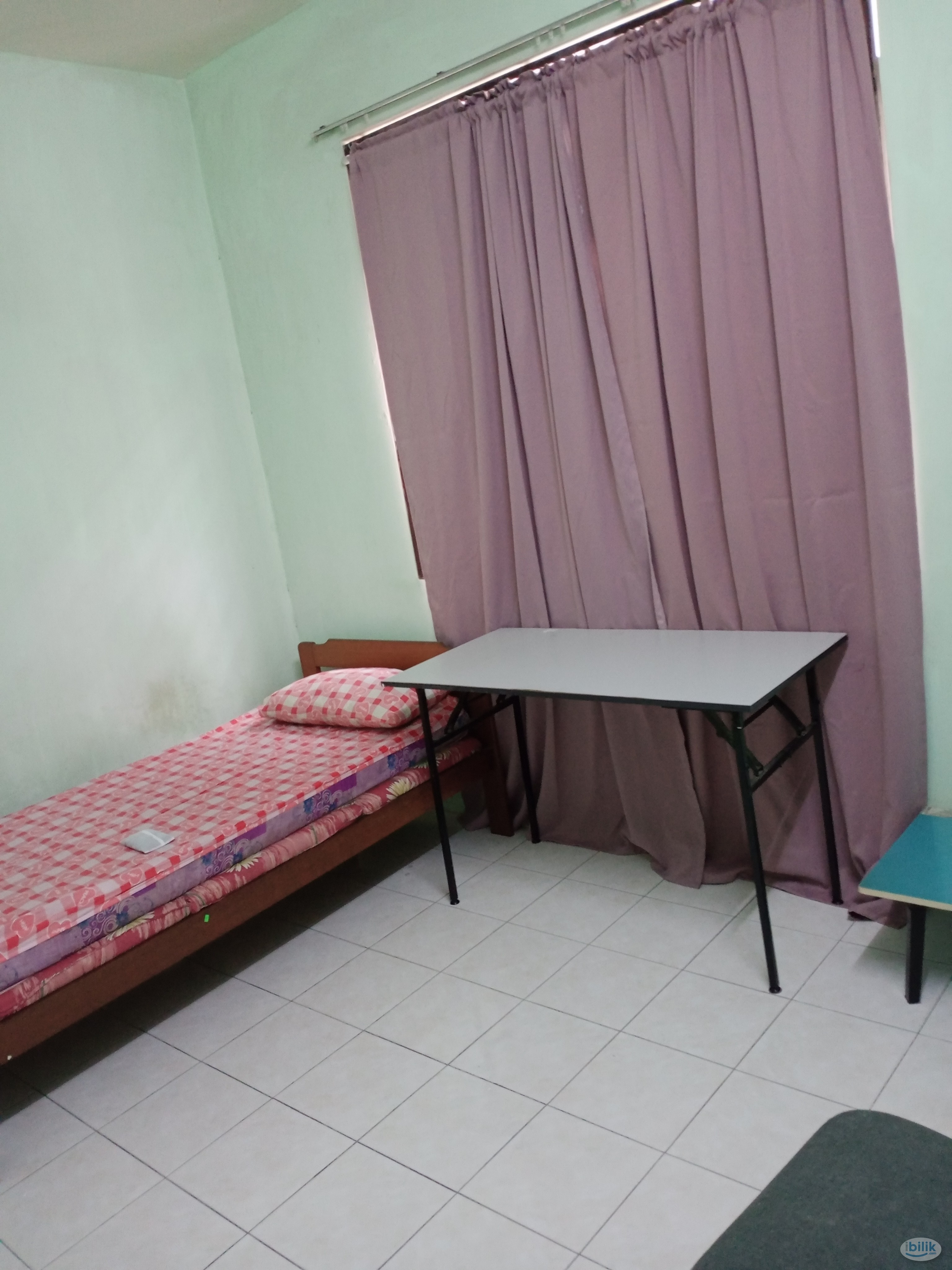 middle room for rent - Image 1