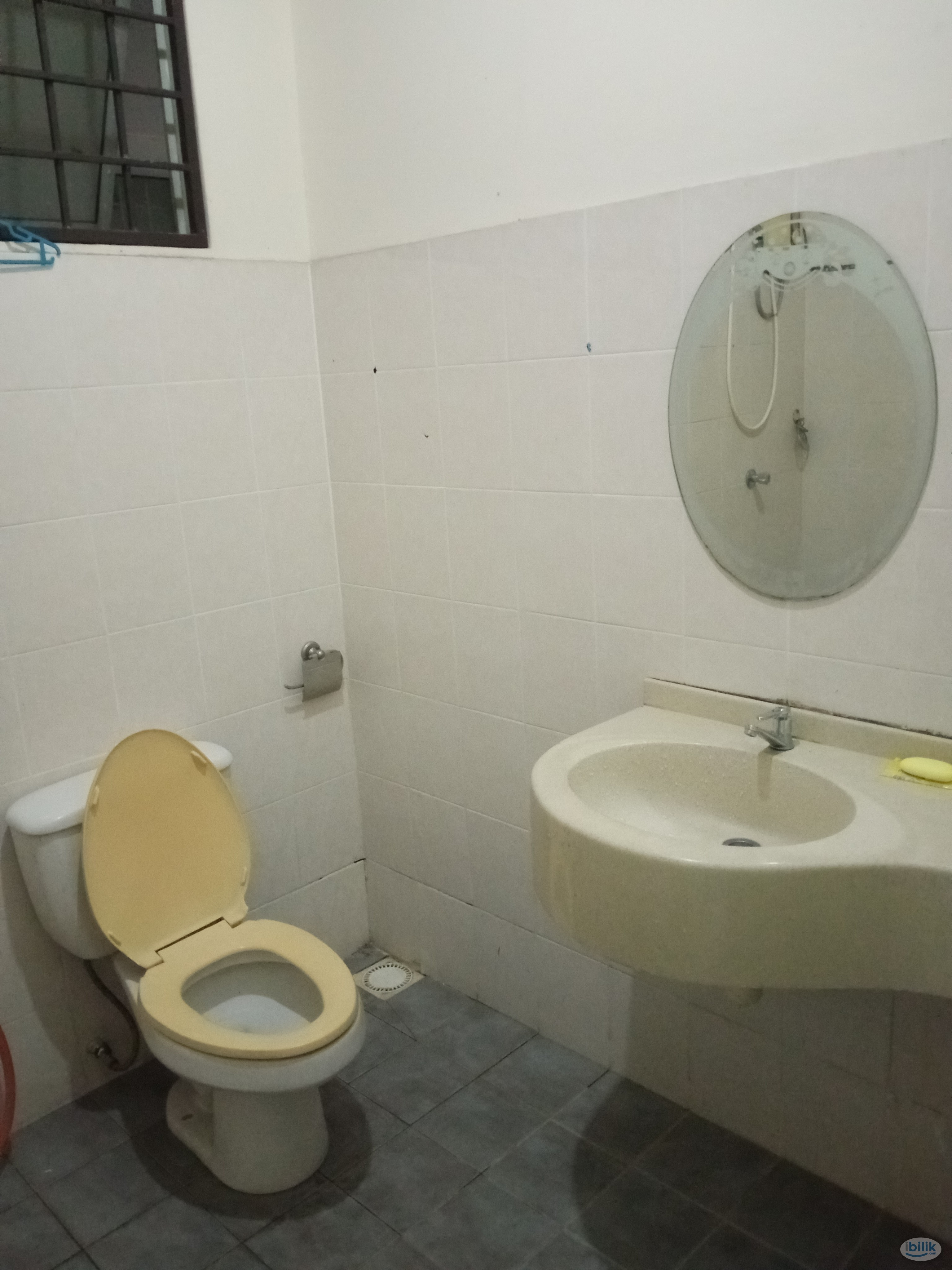 middle room for rent - Image 4