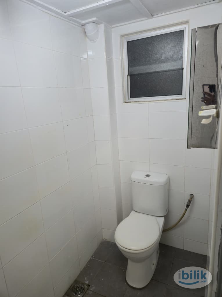 Master Room at Iris Apartment, Taman Desa - Image 4