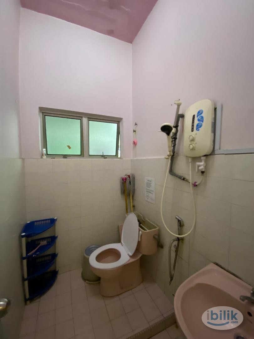 Single Room at SS24 Petaling Jaya with Attached Bathroom - Image 1
