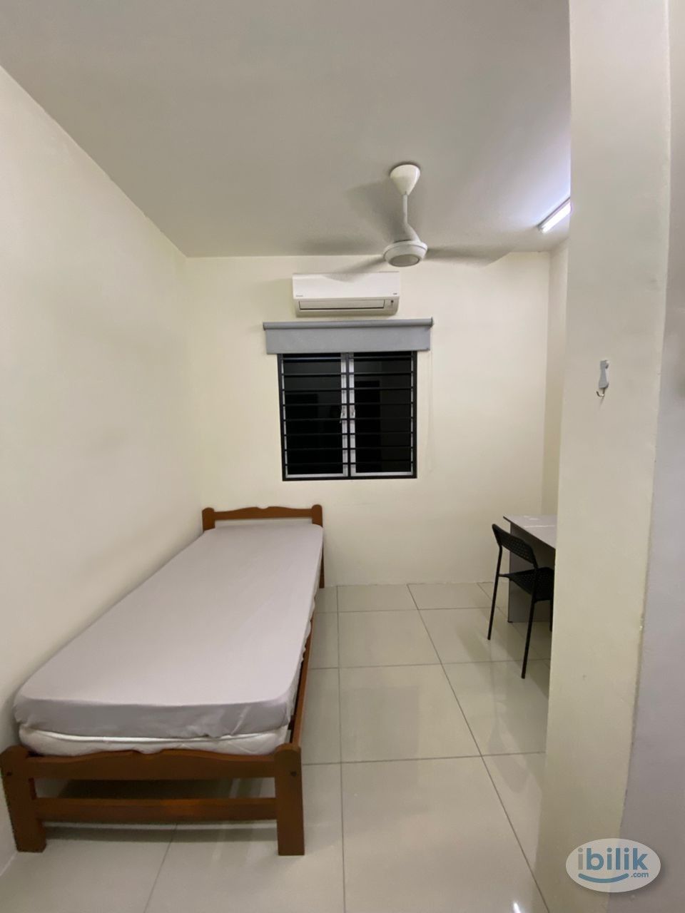 Middle Room at SS24 Petaling Jaya, Walking Distance to Kelana Jaya LRT - Image 1