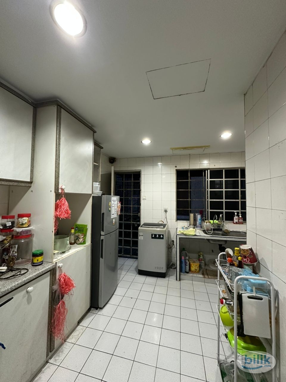 Middle Room at SS24 Petaling Jaya, Walking Distance to Kelana Jaya LRT - Image 4