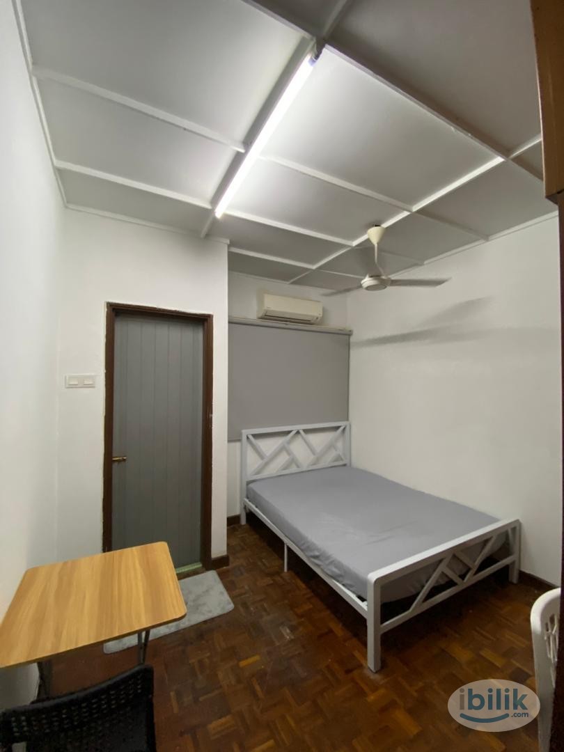 Walking Distance to LRT Kelana Jaya, Middle Room at SS24 Petaling Jaya attached bathroom - Image 1