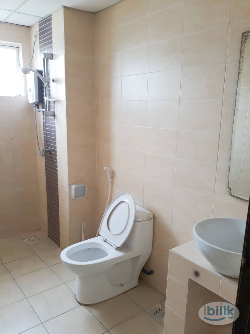 Walking distance to MRT & Thomson & Sunway Medical Centre and Tropicana Gardens Single Room at Kota Damansara, Petaling  - Image 1