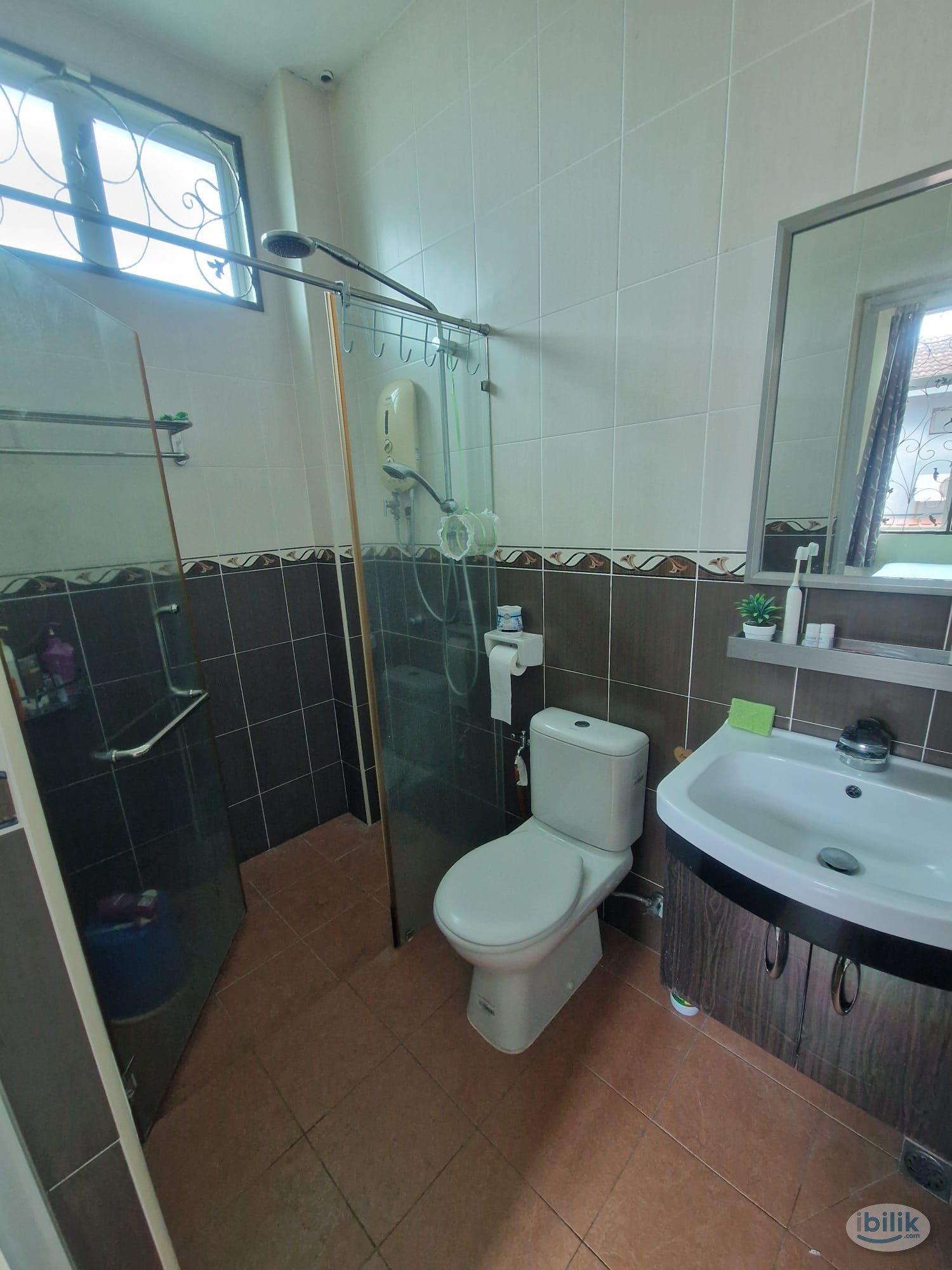 Middle Room at Bukit Gelugor, Gelugor - Image 1