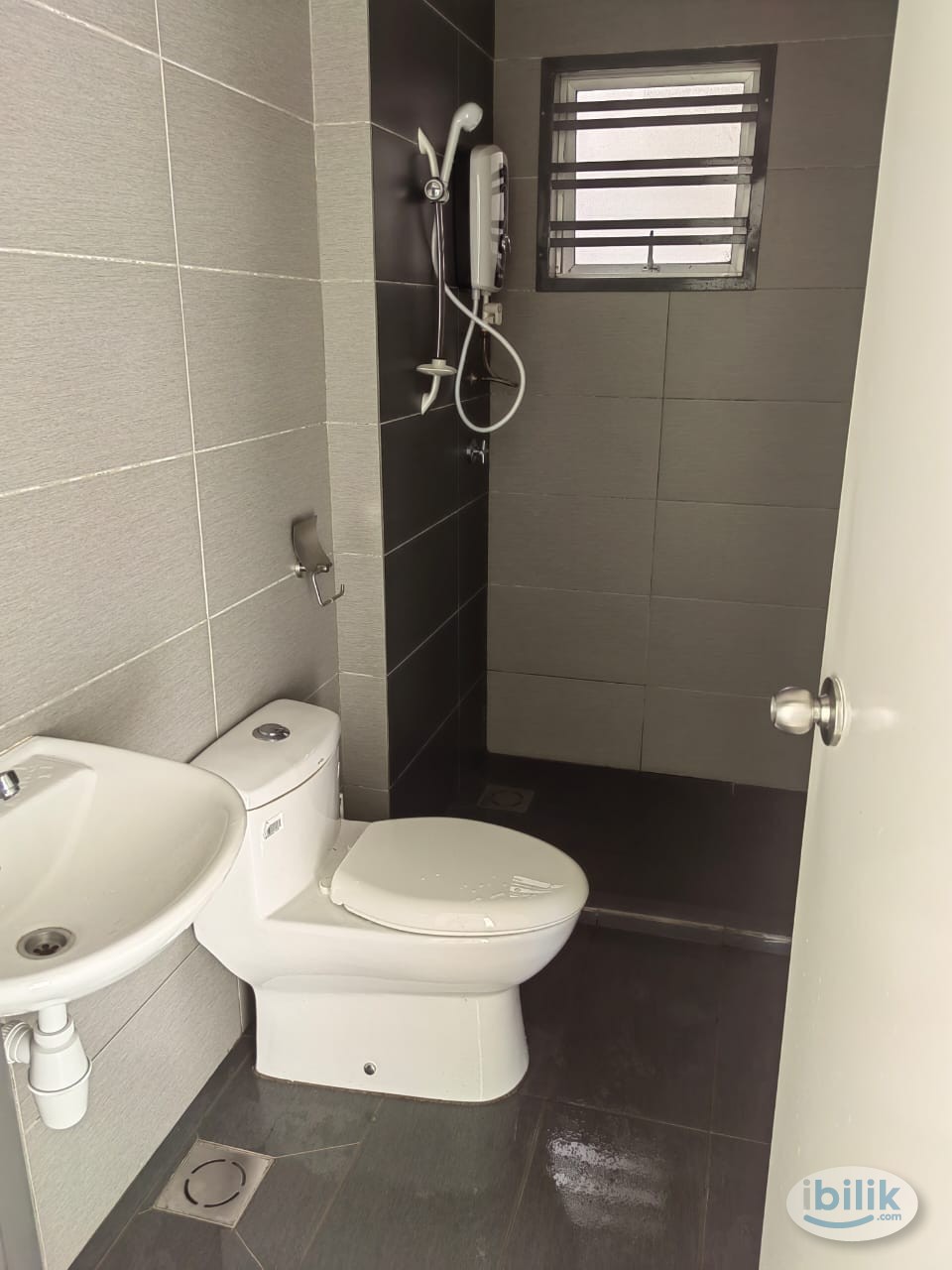 0611 Room for rent Single RM550. Steps to LRT, buses & convenience stores. 1 month rent can. - Image 3