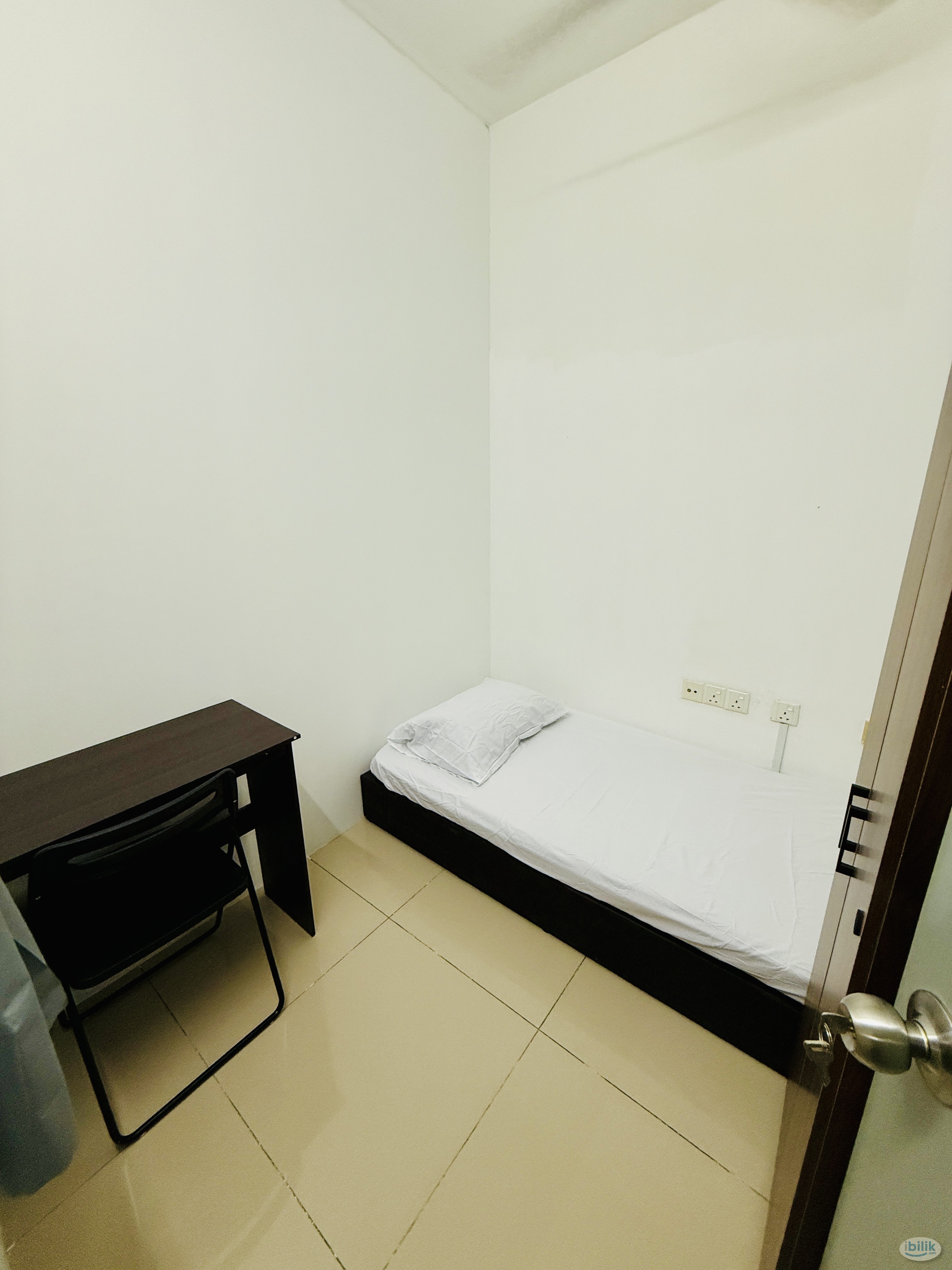 Female | Cyberjaya | Private Room | WIFI | Swimming Pool - Image 1