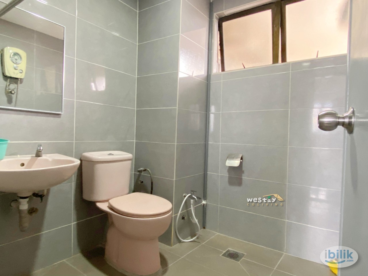 𝐀𝐓𝐓𝐀𝐂𝐇𝐄𝐃 𝐁𝐀𝐓𝐇𝐑𝐎𝐎𝐌 - MASTER BEDROOM AT THE GREEN (MIX GENDER) - Image 3