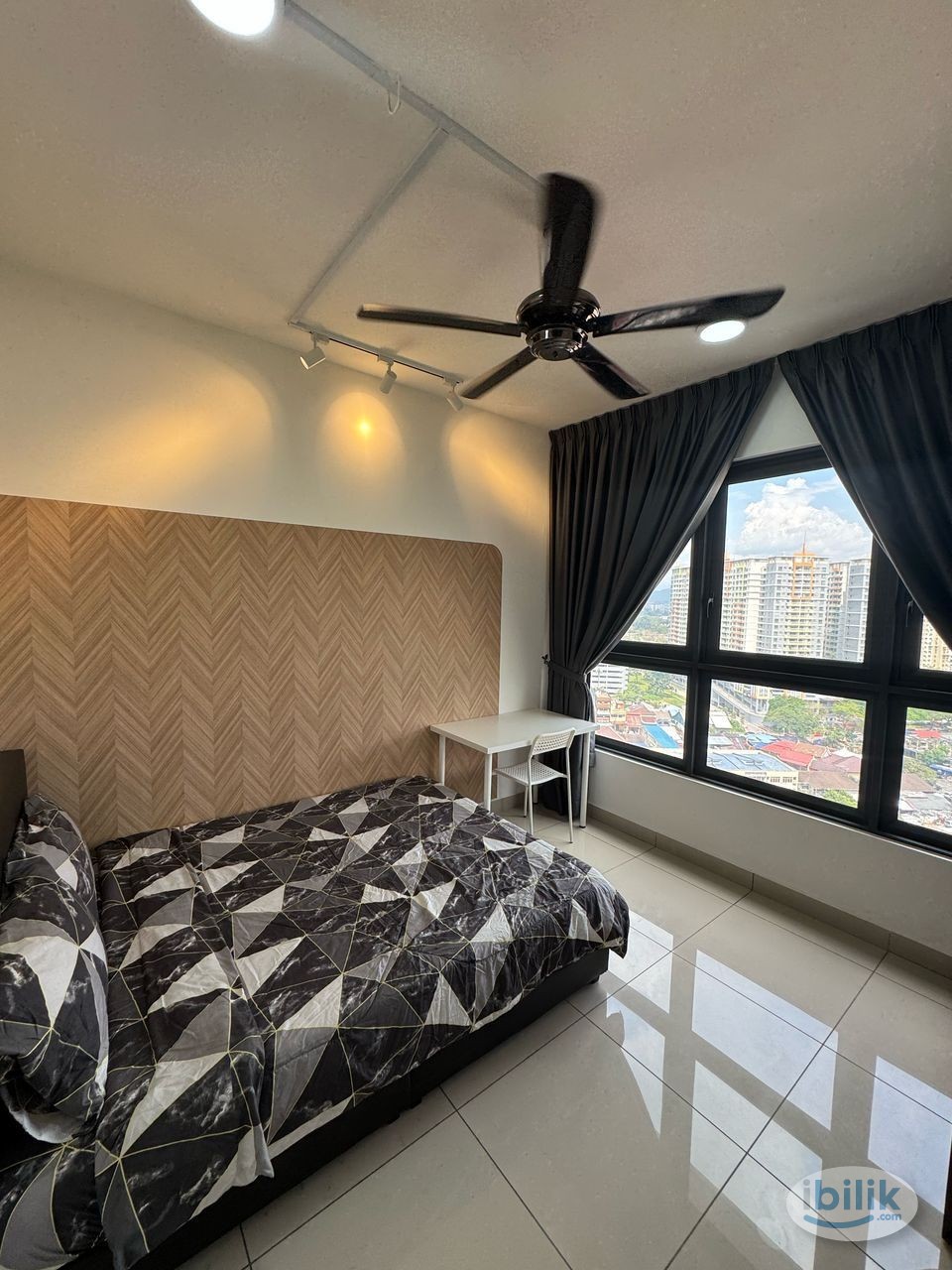 Fully Furnished Middle room with big window at M Vertica walking to MRT - Image 1