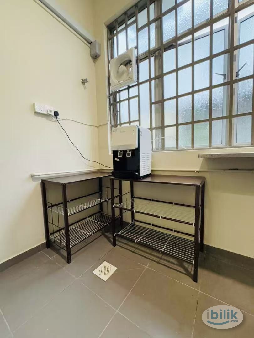 💰 ZERO DEPOSIT! ✨ | 🏡 Fully Furnished Medium Room 🛏️ | 🚶‍♀️🚶‍♂️ Only 9-min Walk to MRT Bandar Utama 🚇🗺️ | Super Convenie - Image 1
