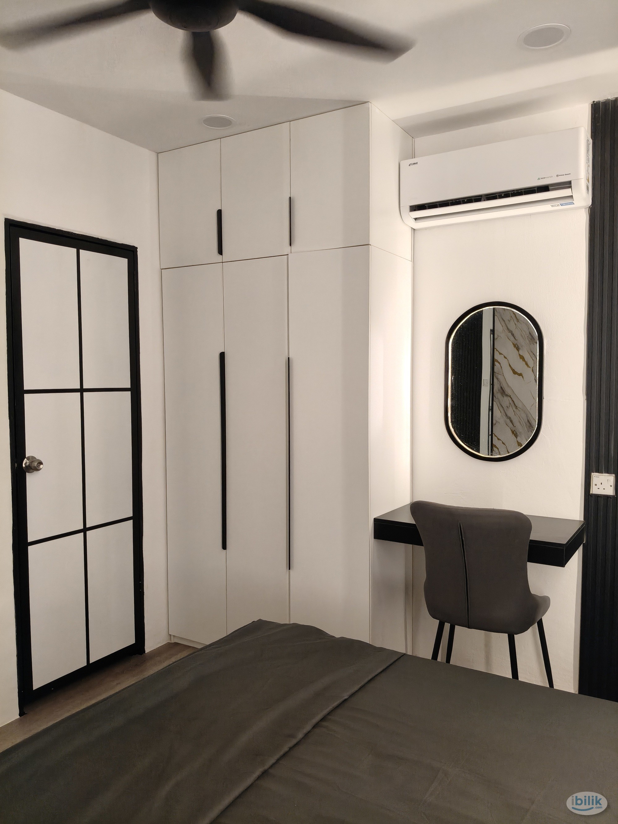 Luxury Black & Gold Suite Master Room @ Damansara Damai | 3 Min MRT & Facing Econsave | All-New Furnished | Female Unit - Image 2