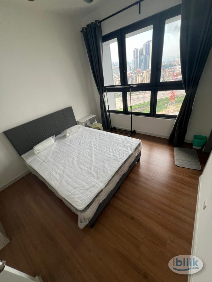 M Vertica Master Room with Private Bathroom Mixed Gender Unit For Rent, walking distance to LRT/MRT Maluri - Image 1