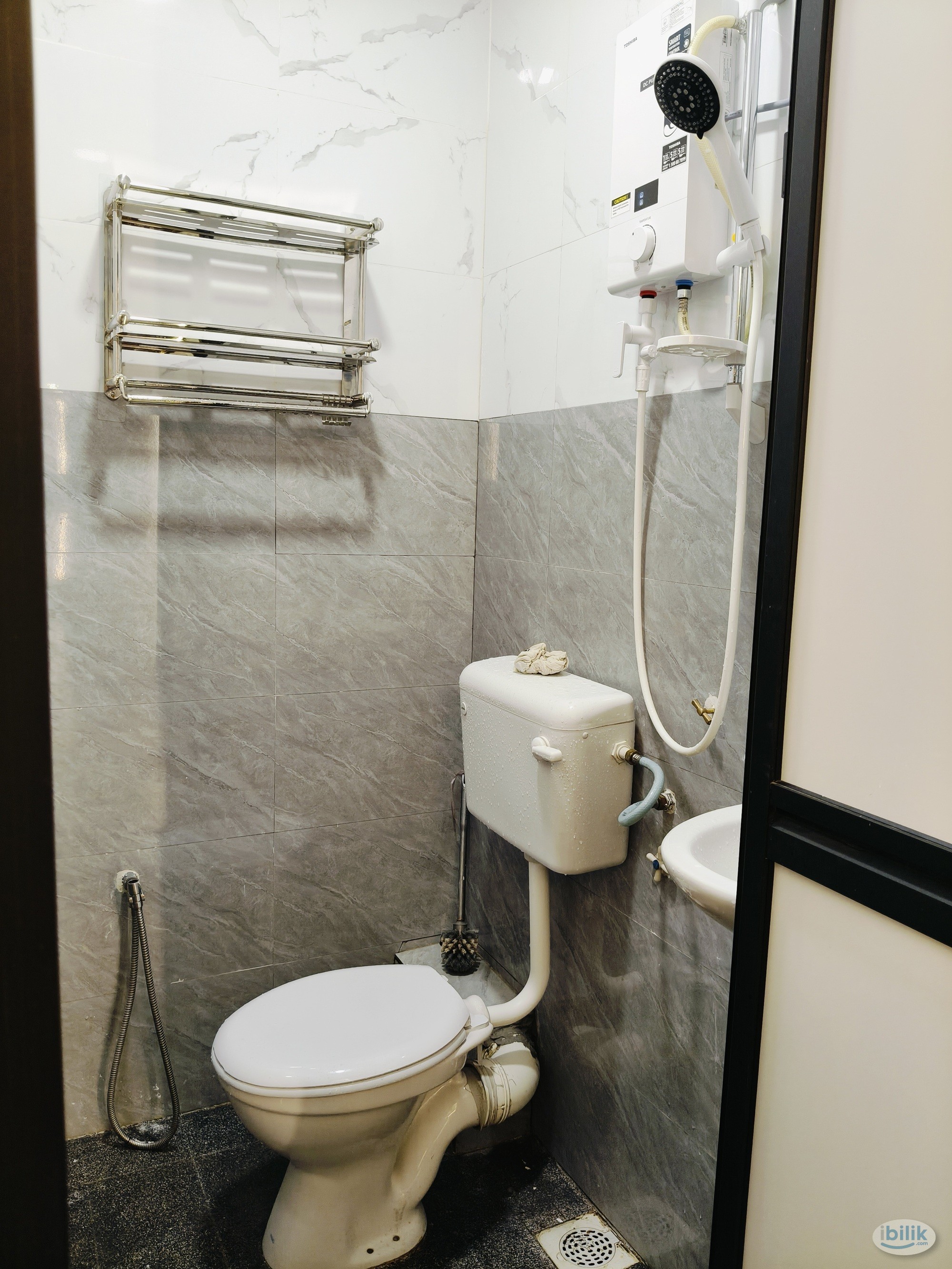 Luxury Black & Gold Single Room @ Damansara Damai | 3 Min MRT & Facing Econsave | All-New Furnished | Female Unit | Room - Image 4