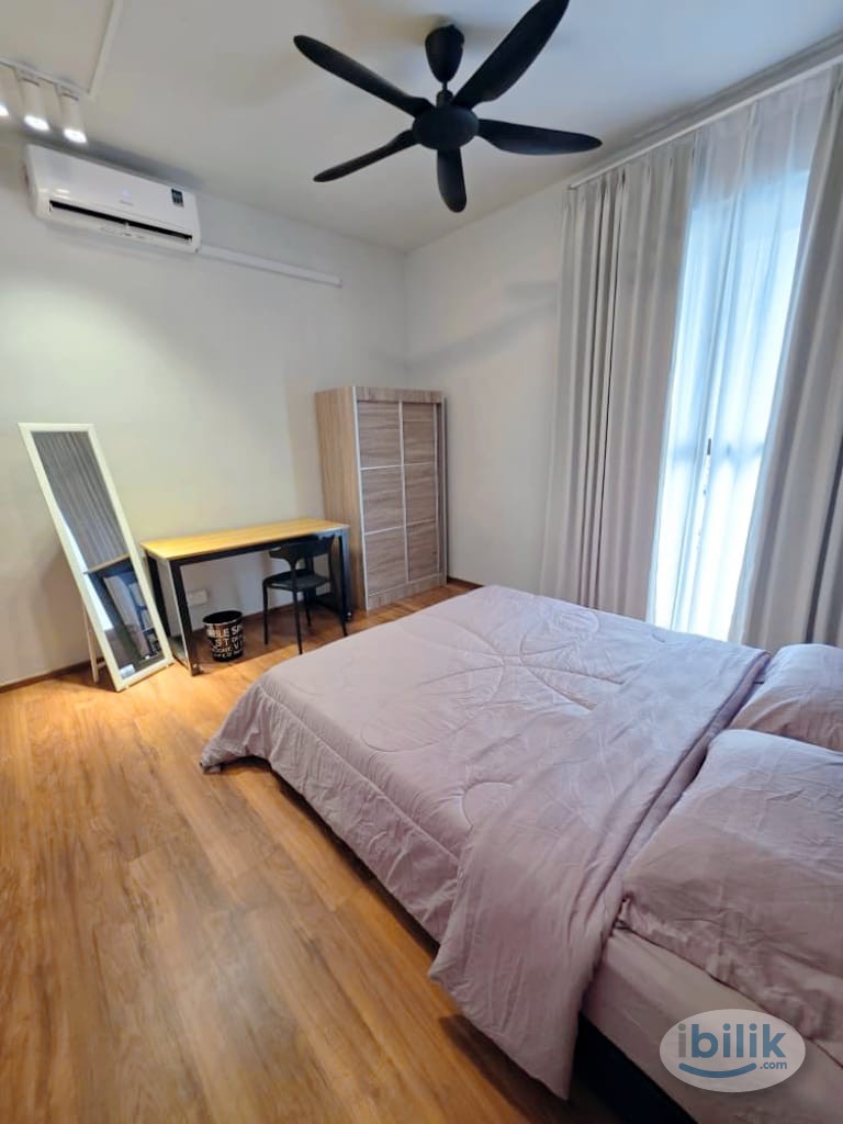 🚗 5 mins to Jonker & Hotpot Street · Master Room with Private Bathroom - Image 1
