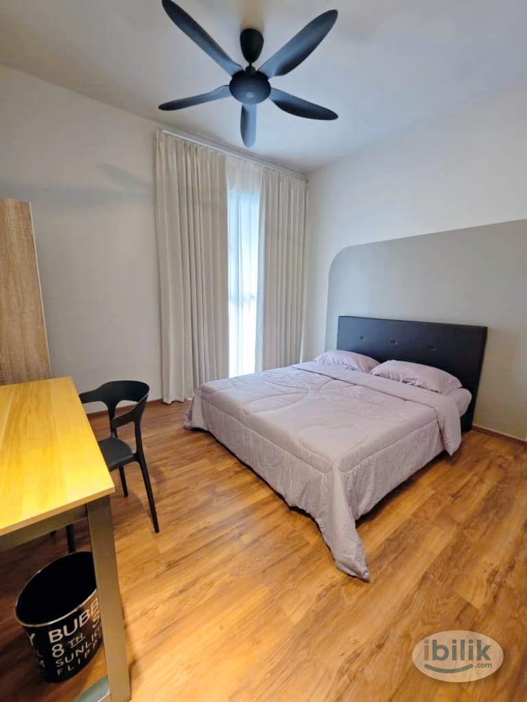 🚗 5 mins to Jonker & Hotpot Street · Master Room with Private Bathroom - Image 2