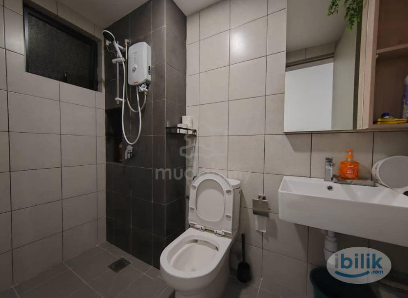 Middle Room at D'Quince Residence, Damansara Perdana - Image 3