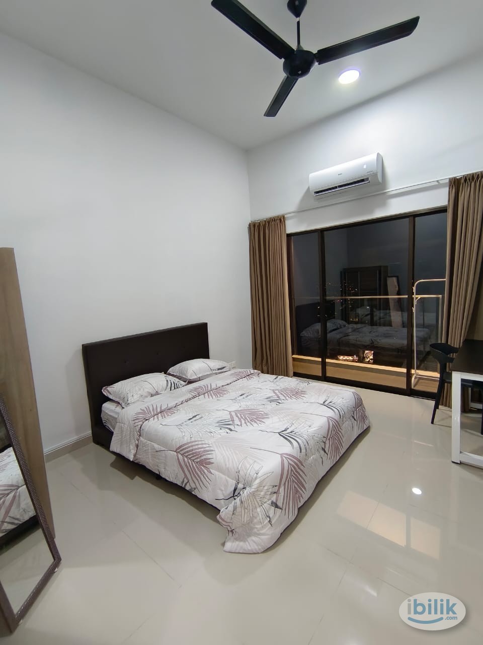 🚗 5 mins to Jonker & Hotpot Street · Balcony Room - Image 1