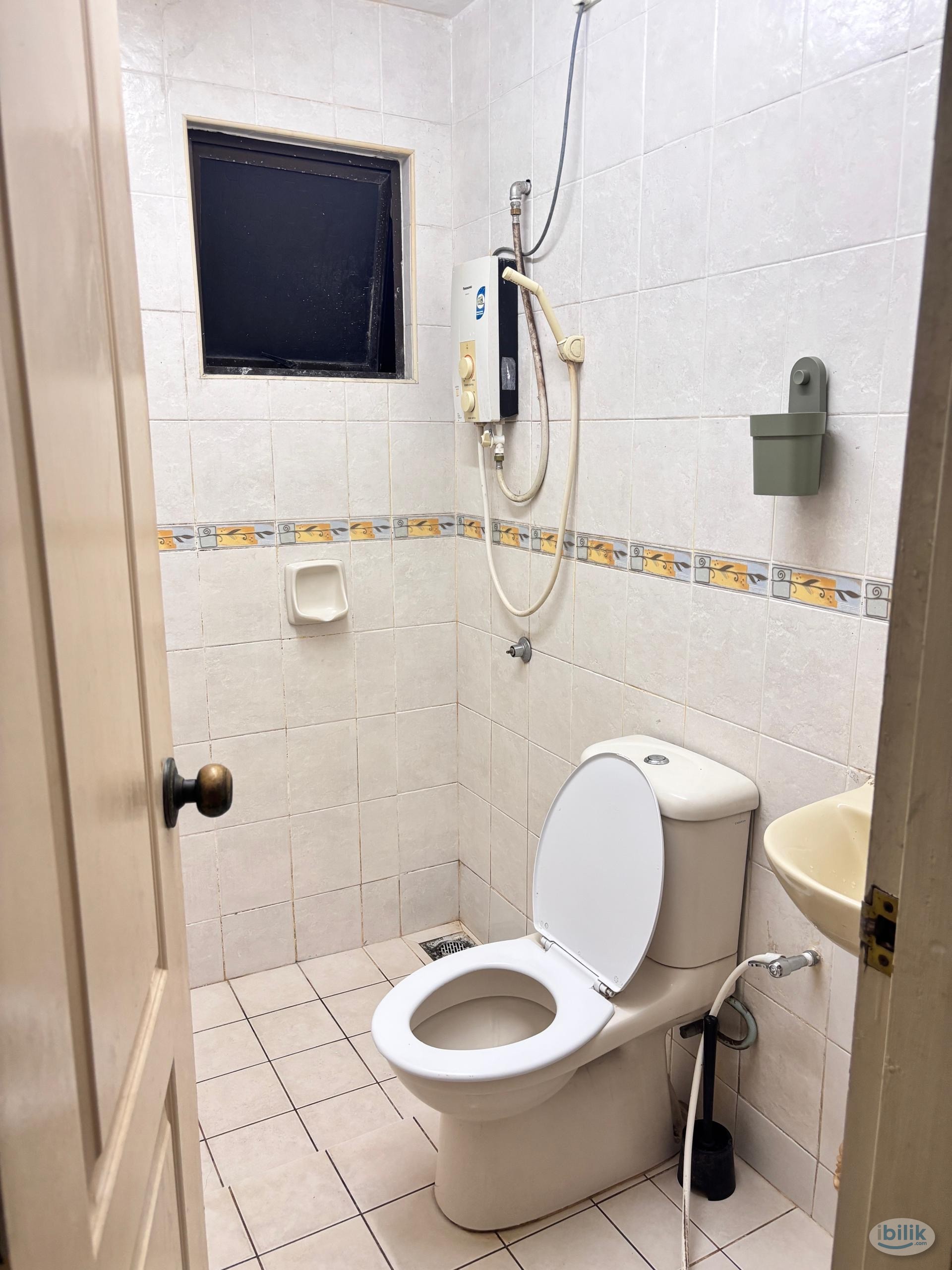 Middle Room at Pelangi Utama, Bandar Utama - Image 4
