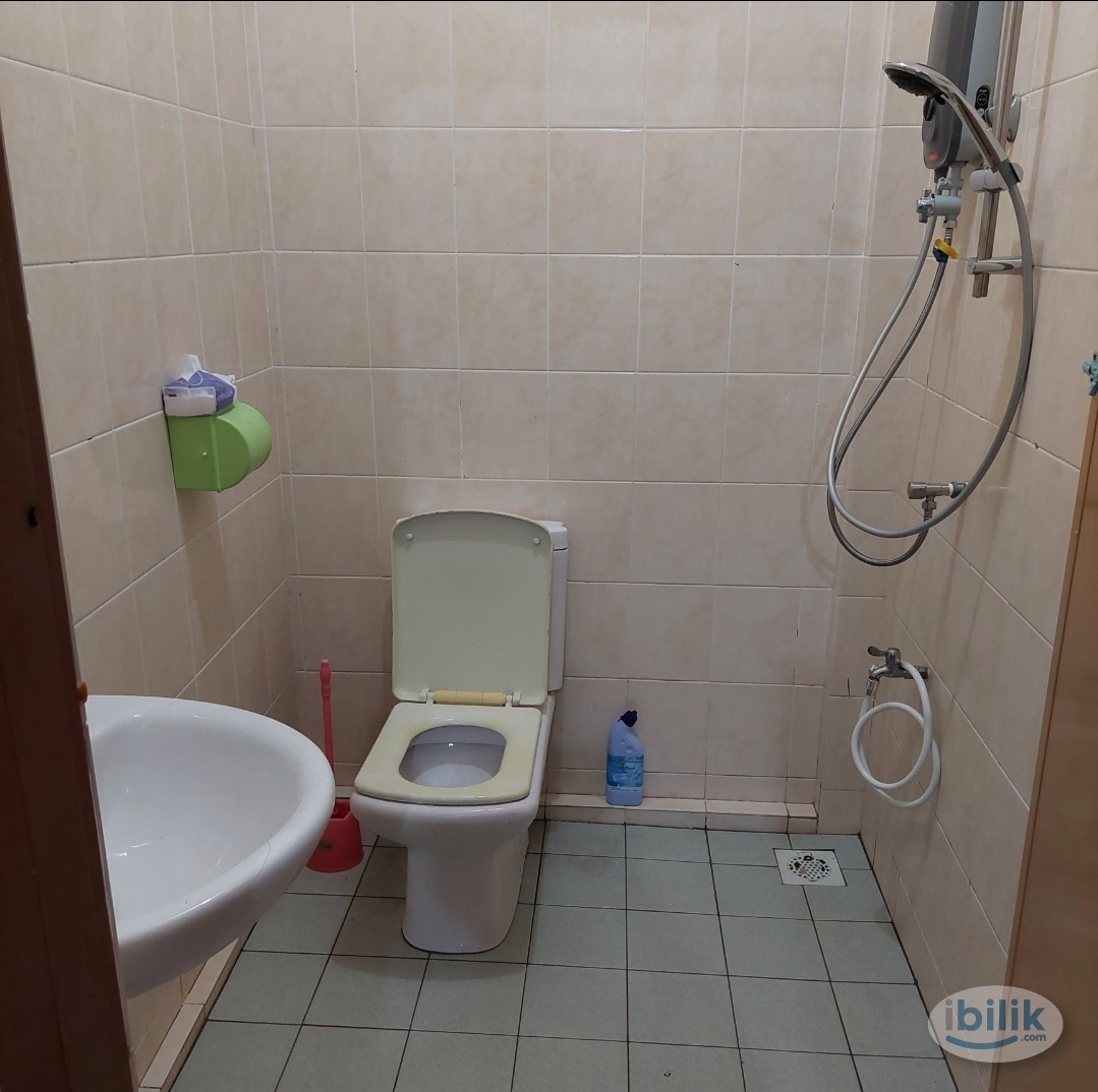 Middle Room at Bintulu, Sarawak - Image 2