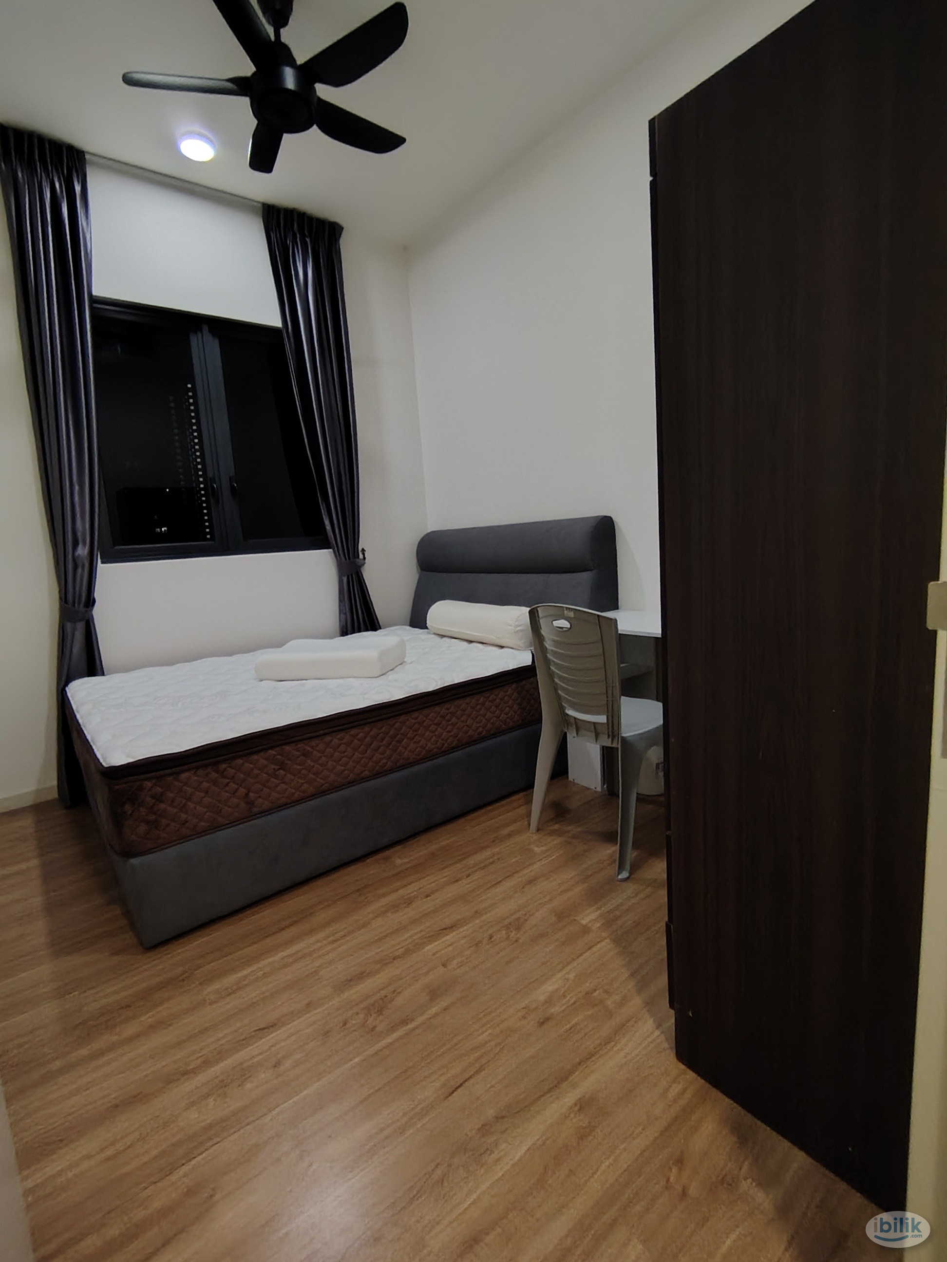 All Female Queen Bed Middle Room - Image 1