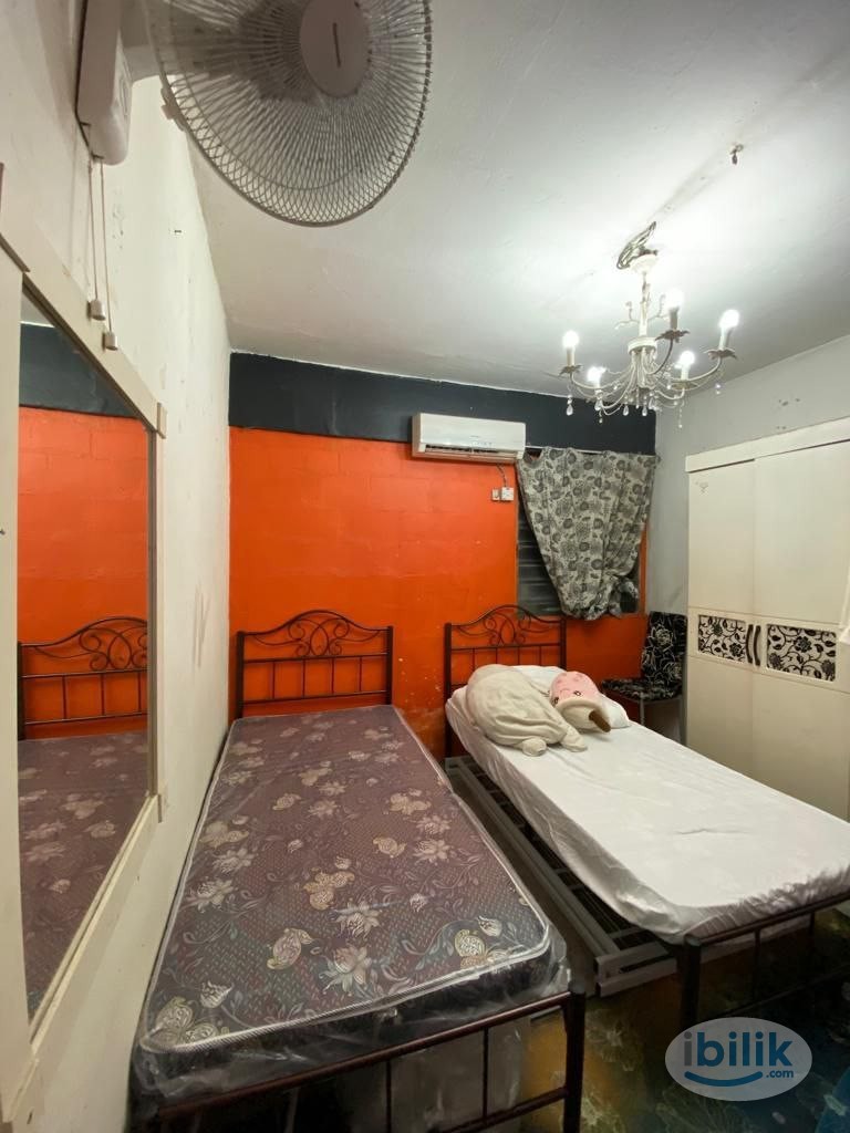 Female Master Bedroom For Rent - Image 1