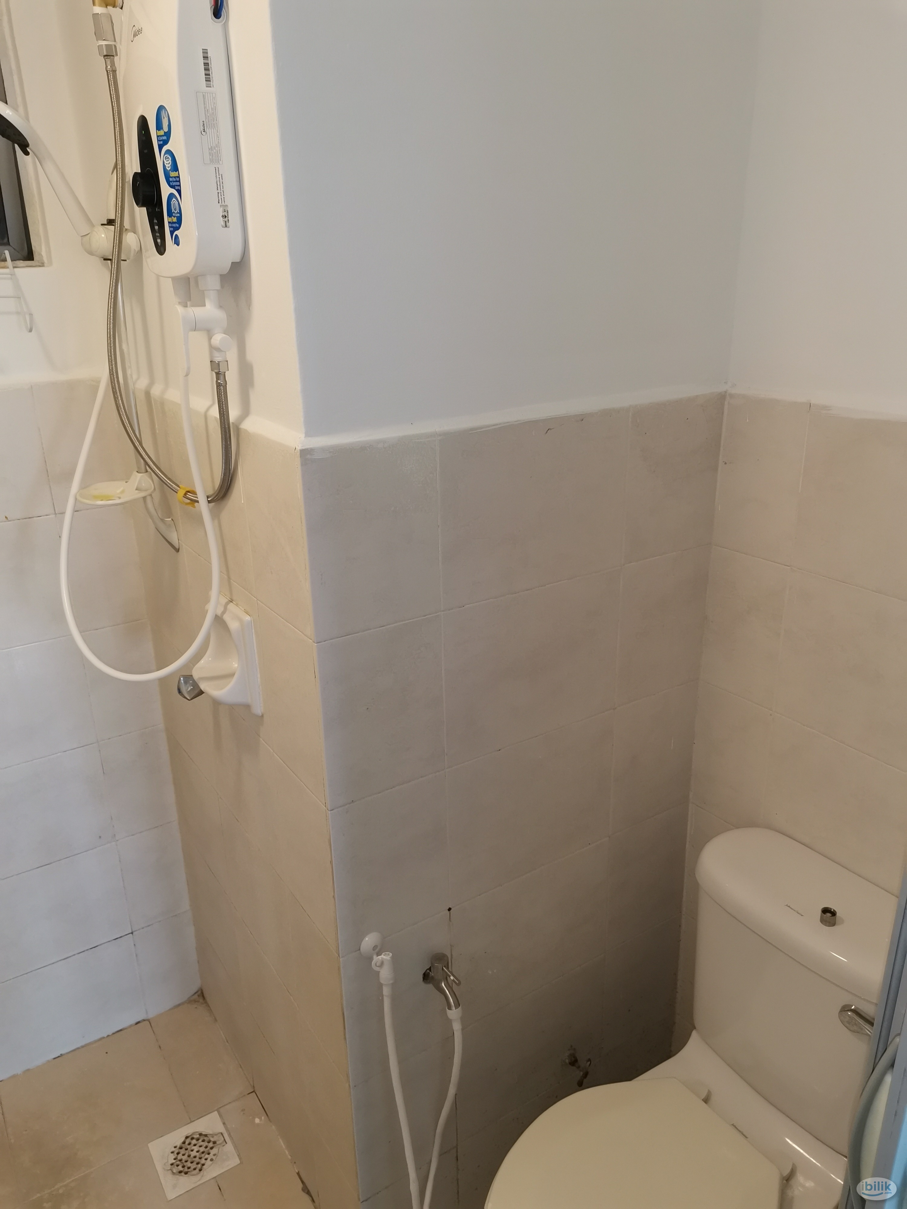 Fully Furnished Middle room with balcony at Juta Mines Condominium Seri Kembangan - Image 3