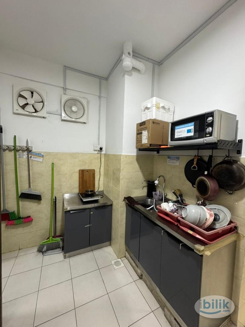 Fully Furnished Middle room with balcony at Juta Mines Condominium Seri Kembangan - Image 4