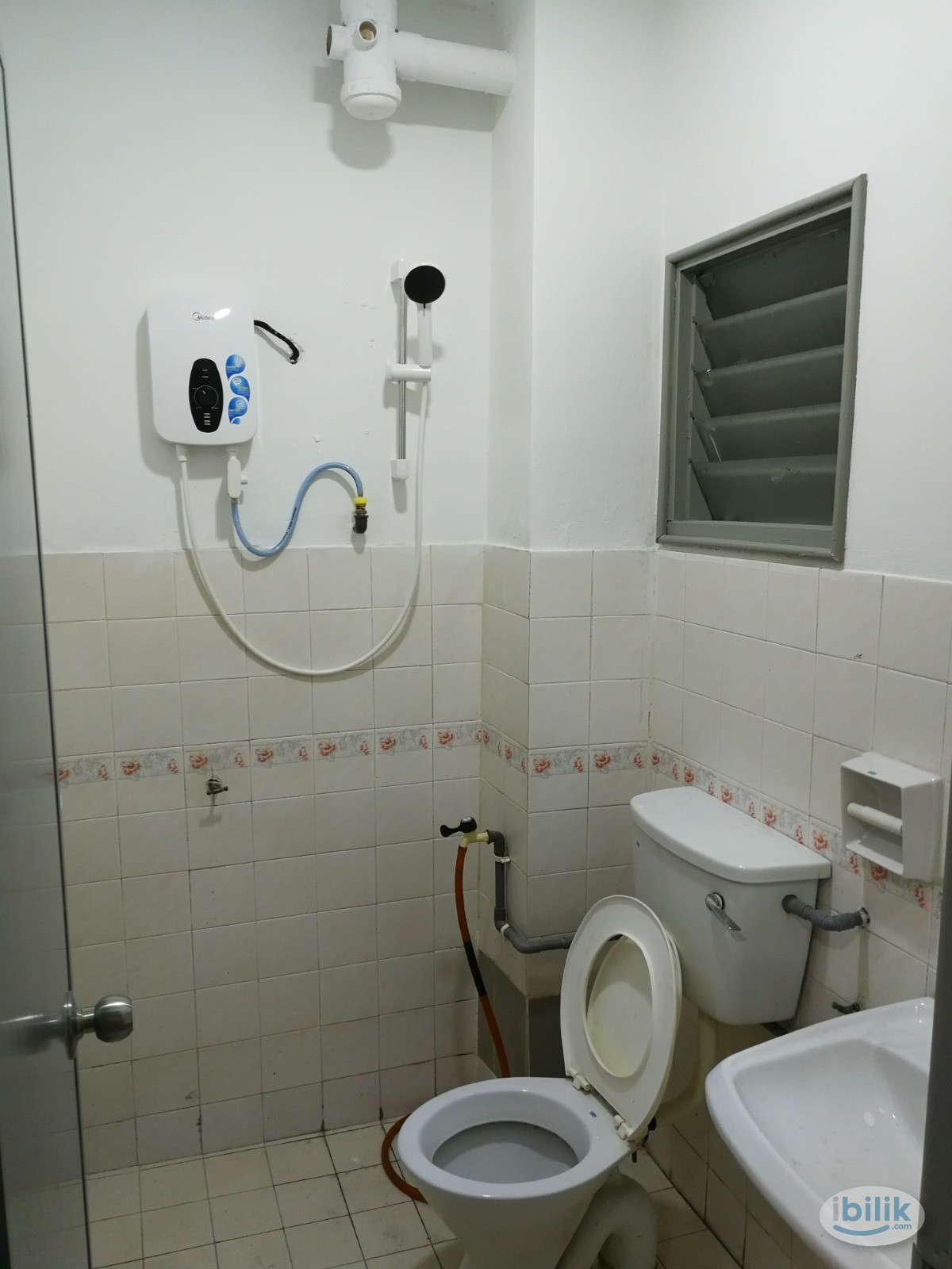 Fully Furnished Middle room at Pandan Height Condominium - Image 4