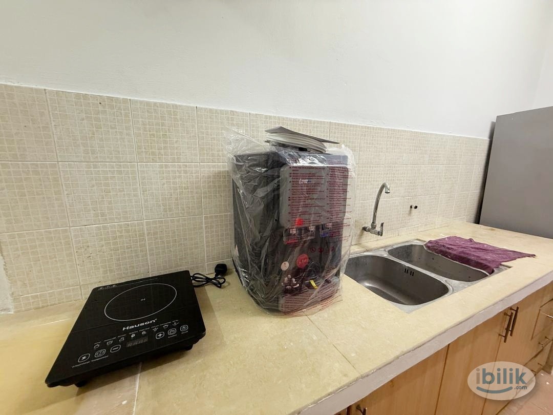 Female Master Room | WiFi Included | Near LRT Salak Selatan - Image 4