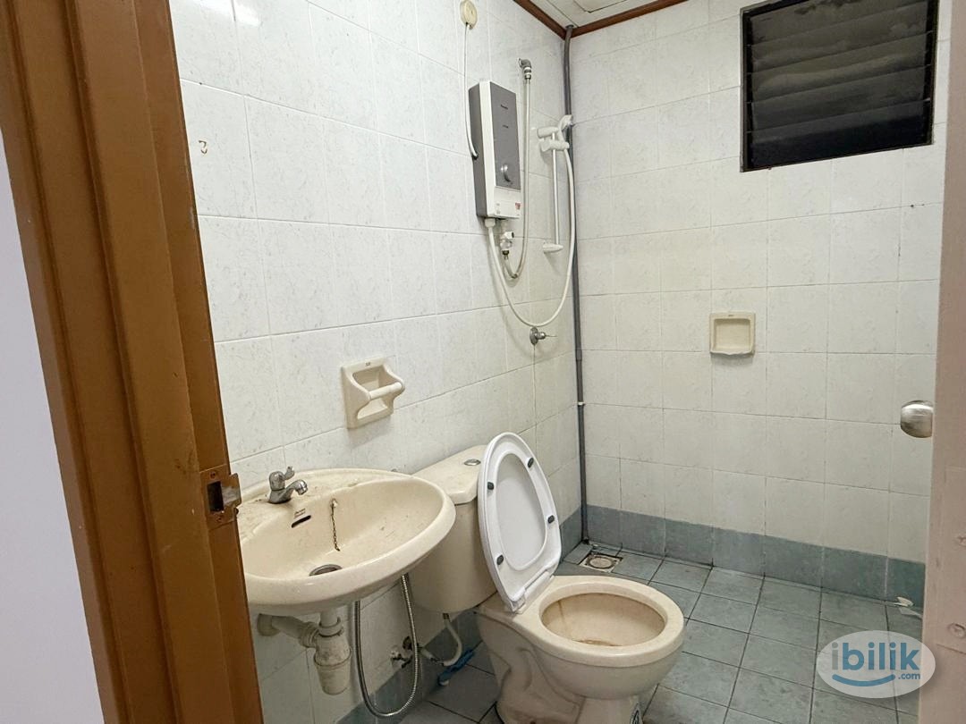 Female Master Room | WiFi Included | Near LRT Salak Selatan - Image 5