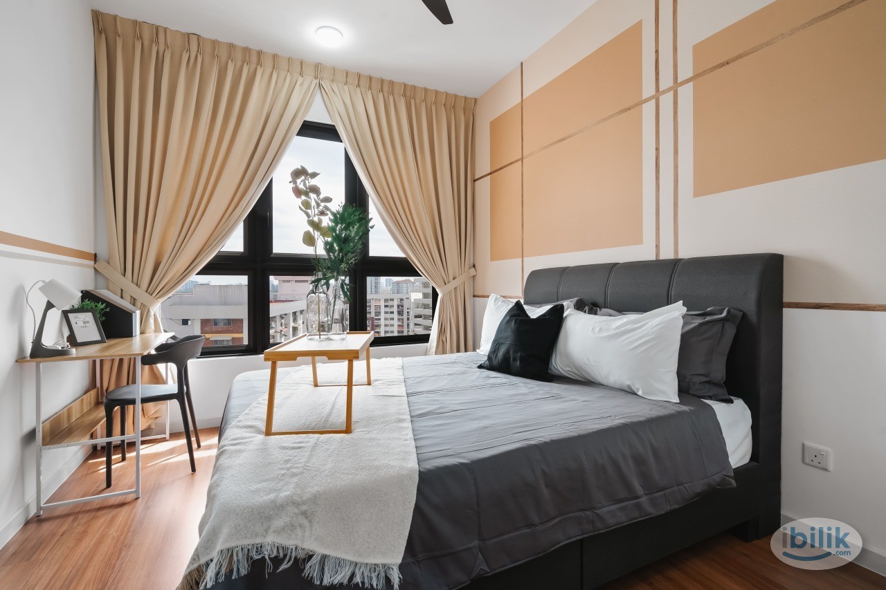 Ensuite bathroom, affordable luxury, near train - Image 1