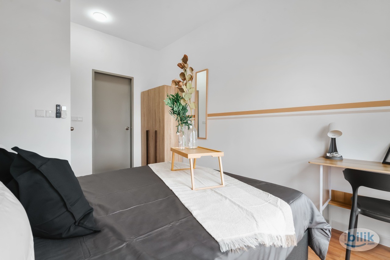 Ensuite bathroom, affordable luxury, near train - Image 3