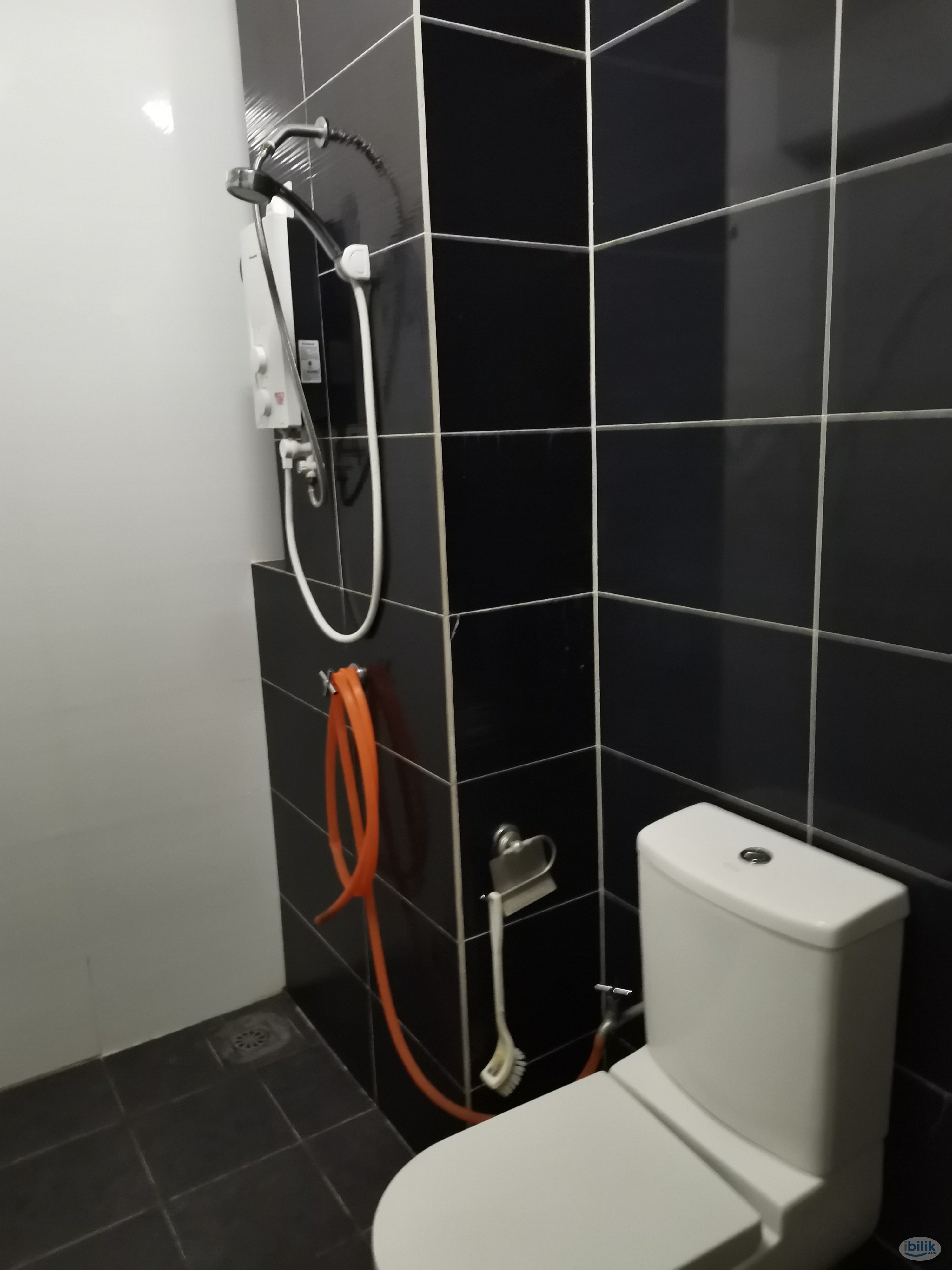 Platinum 3 Furnished No Aircond Single room include utilities share bathroom MIX GENDER - Image 3