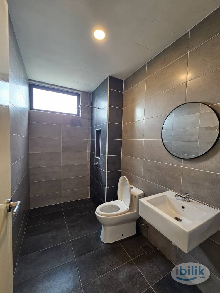 Master Room at Marina Residence - Image 3