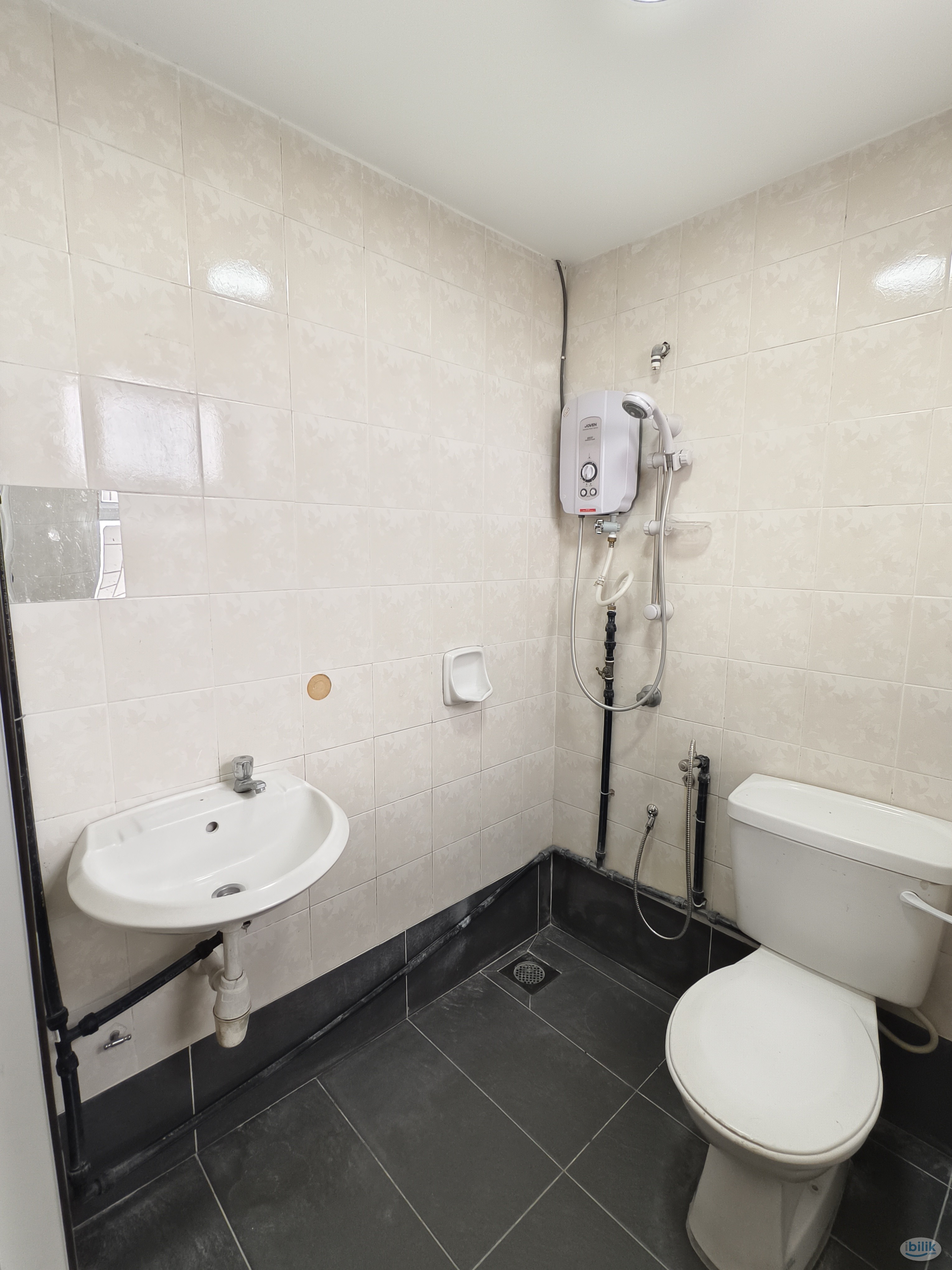 🏠Master Bedroom D'aman Crimson at Ara Damansara🏠-Free WiFi 🌐🚄Walking to LRT🚄 - Image 5