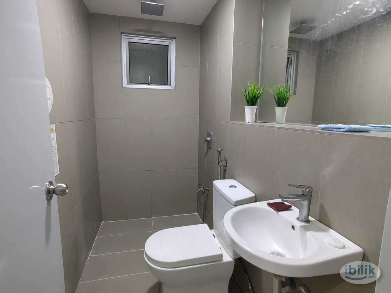 0626 Room for rent Middle RM625. Quick walk to station, direct city routes, convenient daily travel. Short lease welcome - Image 2