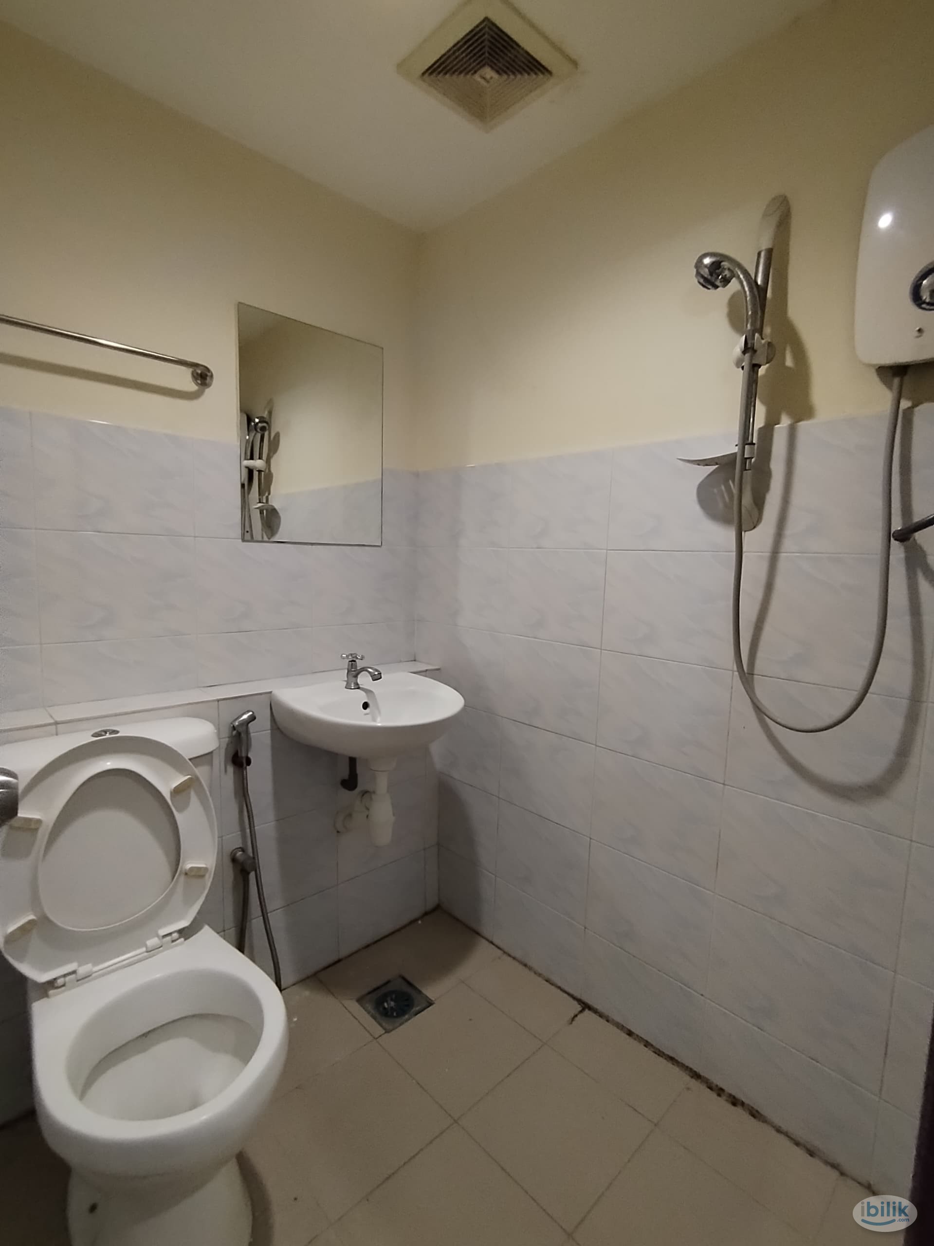 9 min walk to MRT stadium kajang🚎🚶, 2 min walk to Convinience store📍. 0 deposit private bathroom  ✨✅ - Image 3