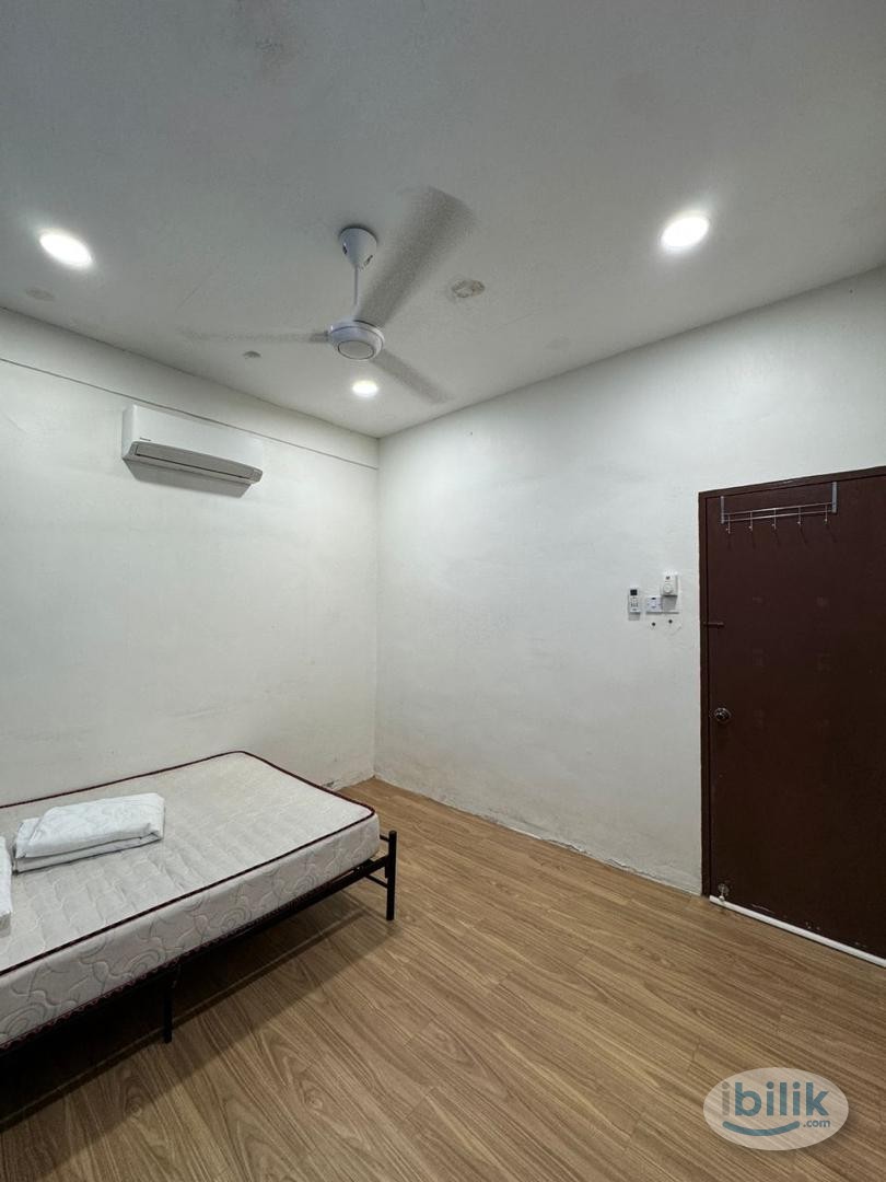 Middle Room at Section 17, Petaling Jaya - Image 3