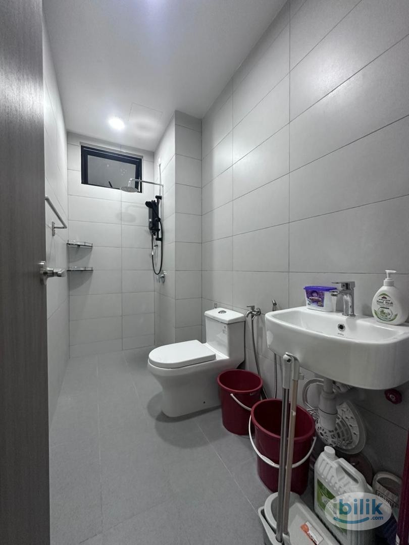 Middle Room at Jalan Bukit Meldrum, Johor Bahru - Image 3