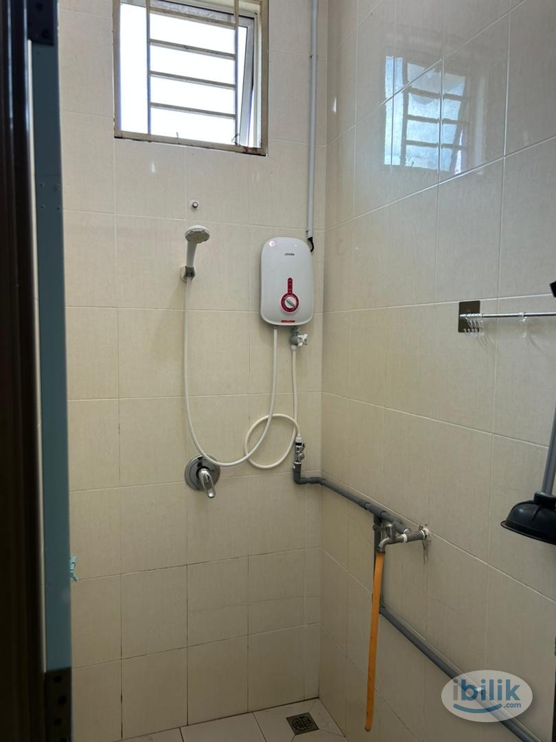 Big Middle Room (500m from Hospital Sultanah Bahiyah) - Image 4