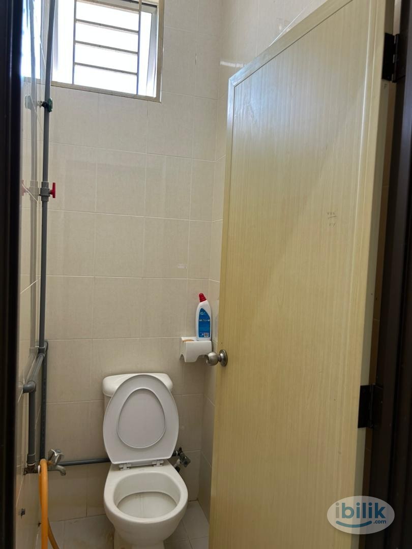 Big Middle Room (500m from Hospital Sultanah Bahiyah) - Image 3