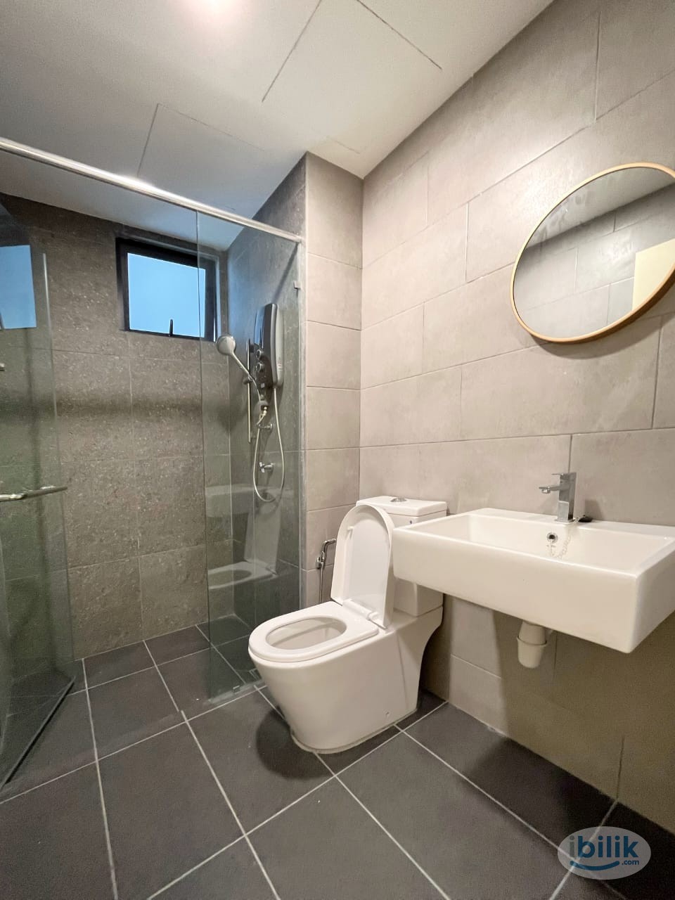 Middle Room at Meta Residences Putra Permai, Seri Kembangan - Image 2