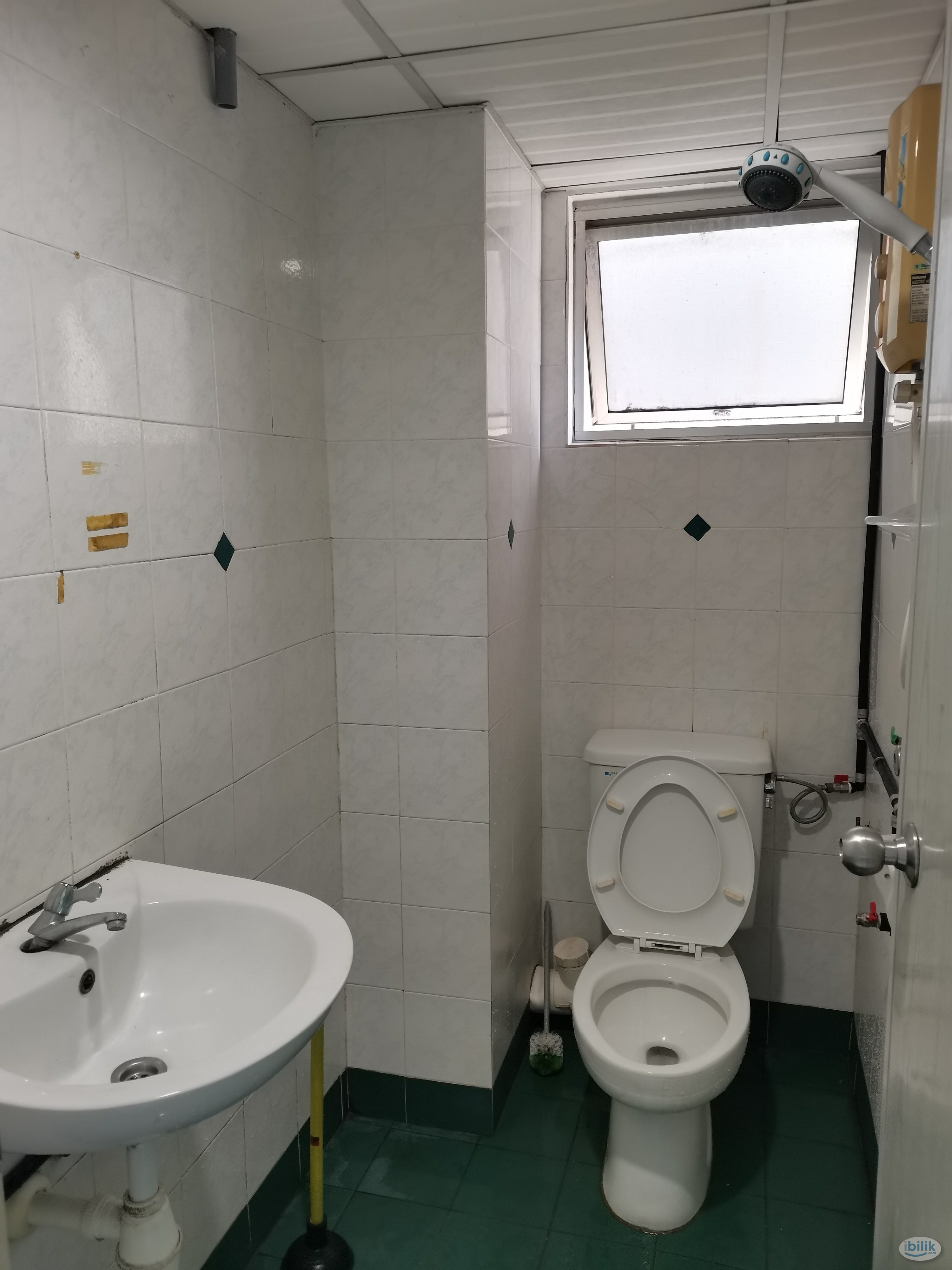 Npark Furnished Aircond Middle room share bathroom included utilities MIX GENDER - Image 4