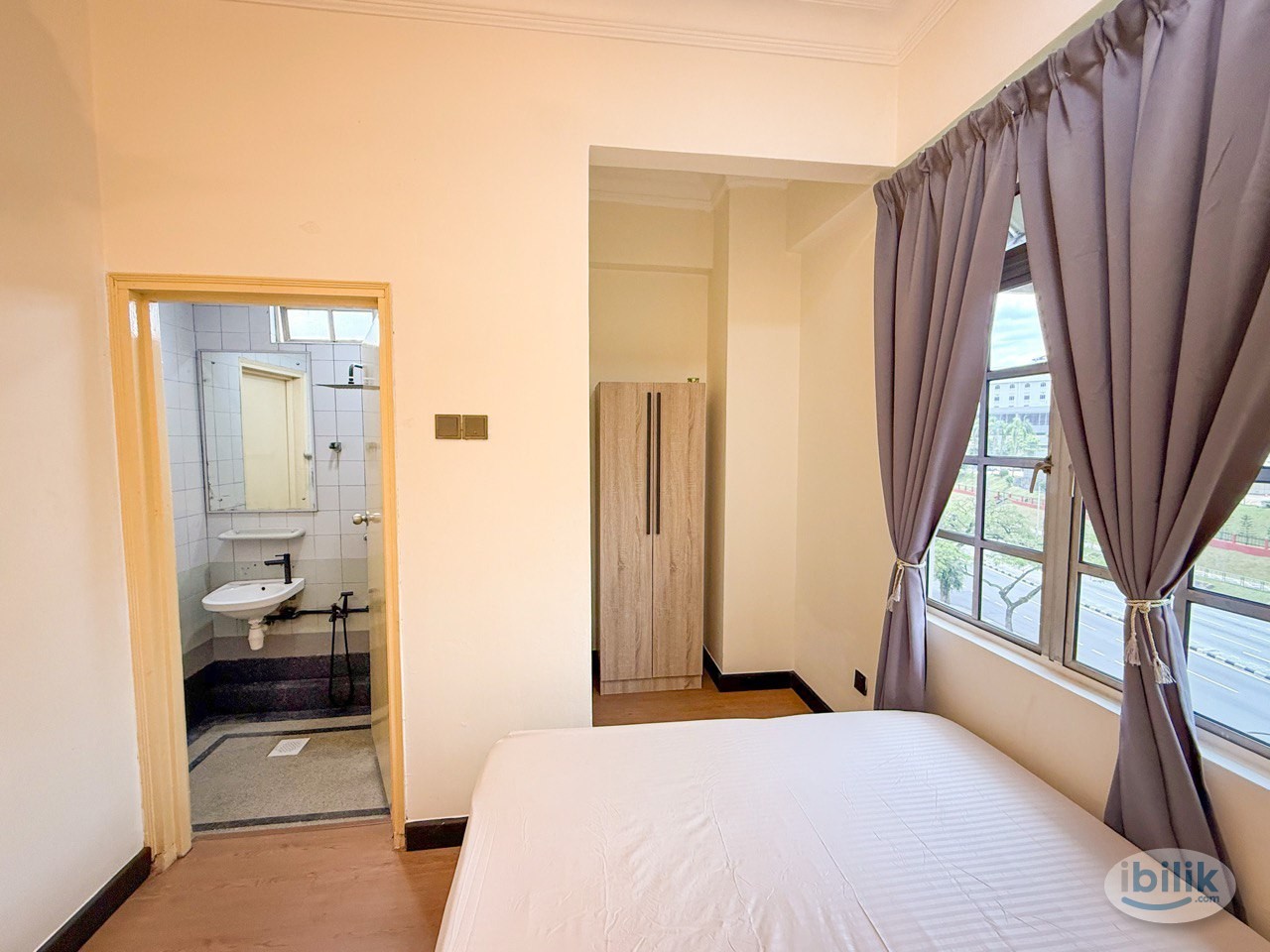 Master Room | Fajaria Condominium | Jalan Pantai Baharu - Image 2